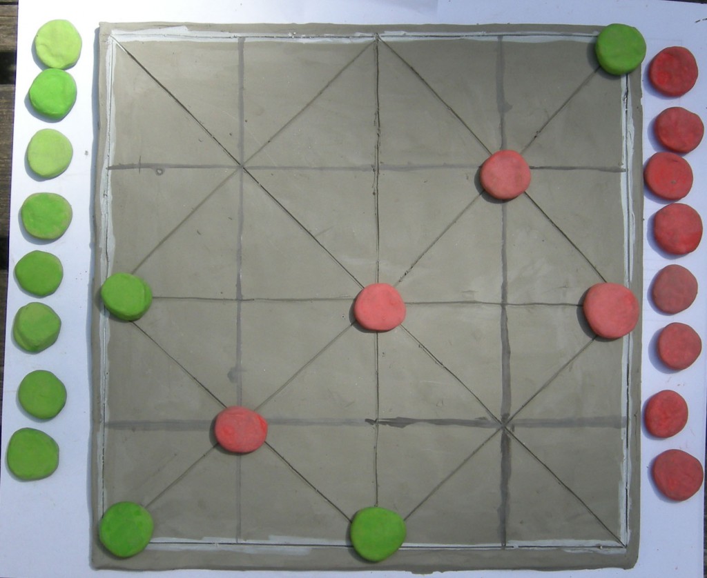 Gioco Duplum Molendinum-prima variante. Riproduzione in argilla di Claudia Sanna