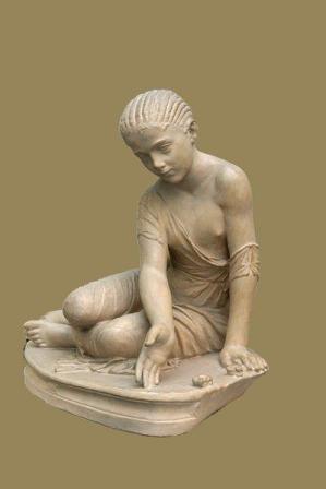 Gioco degli astragali. Statua romana di una fanciulla che gioca agli astragali (130-150 a.C.). Foto fatta da MatthiasKabel